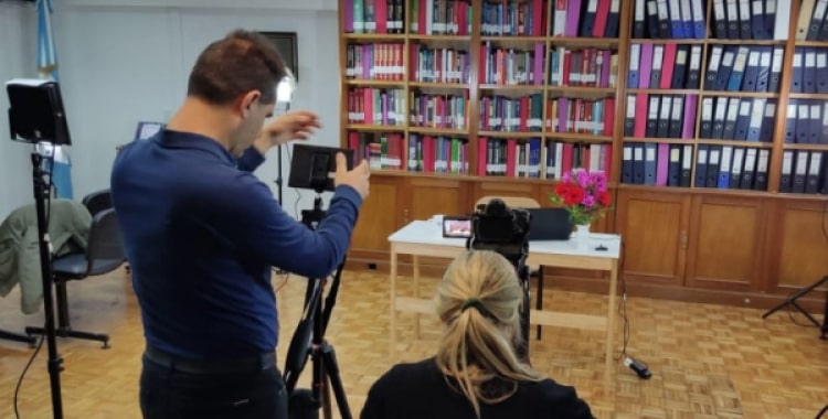 Equipo de video grabando una clase