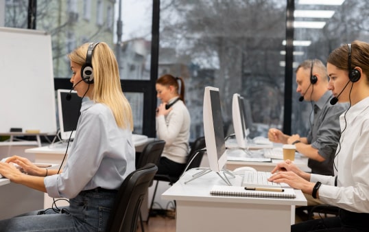 Oficina de telemarketing con operadores realizando llamadas